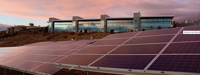 Installation de panneaux solaires devant un bâtiment